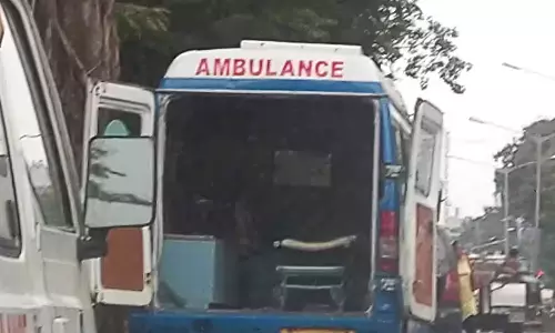 ആംബുലൻസ് ഗട്ടറിൽ വീണു, മൃതദേഹത്തിന്റെ കൈ അനങ്ങി; മരിച്ചെന്ന് വിധിയെഴുതിയാൾക്ക് പുനർജന്മം ആംബുലൻസ് ഗട്ടറിൽ വീണു, മൃതദേഹത്തിന്റെ കൈ അനങ്ങി; മരിച്ചെന്ന് വിധിയെഴുതിയാൾക്ക് പുനർജന്മം