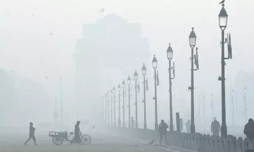 കനത്ത മൂടൽ മഞ്ഞ്: ഡൽഹിയിൽ റെഡ് ​അലർട്ട് ​പ്രഖ്യാപിച്ചു