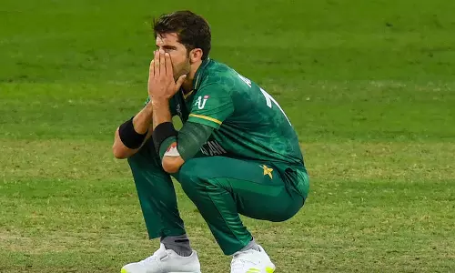 ഒരോവറില് വിട്ടു കൊടുത്തത് 24 റണ്സ്; നായകനായുള്ള അരങ്ങേറ്റത്തിൽ നാണക്കേടുമായി അഫ്രീദി ഒരോവറില് വിട്ടു കൊടുത്തത് 24 റണ്സ്; നായകനായുള്ള അരങ്ങേറ്റത്തിൽ നാണക്കേടുമായി അഫ്രീദി