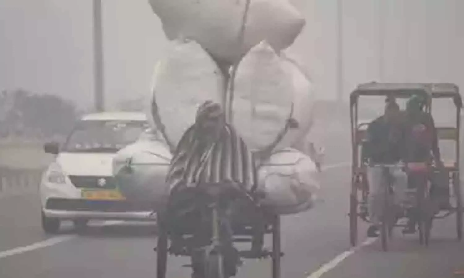 തണുപ്പകറ്റാൻ കൽക്കരി കത്തിച്ചു: ഡൽഹിയിൽ പുക ശ്വസിച്ച് നാല് മരണം തണുപ്പകറ്റാൻ കൽക്കരി കത്തിച്ചു: ഡൽഹിയിൽ പുക ശ്വസിച്ച് നാല് മരണം