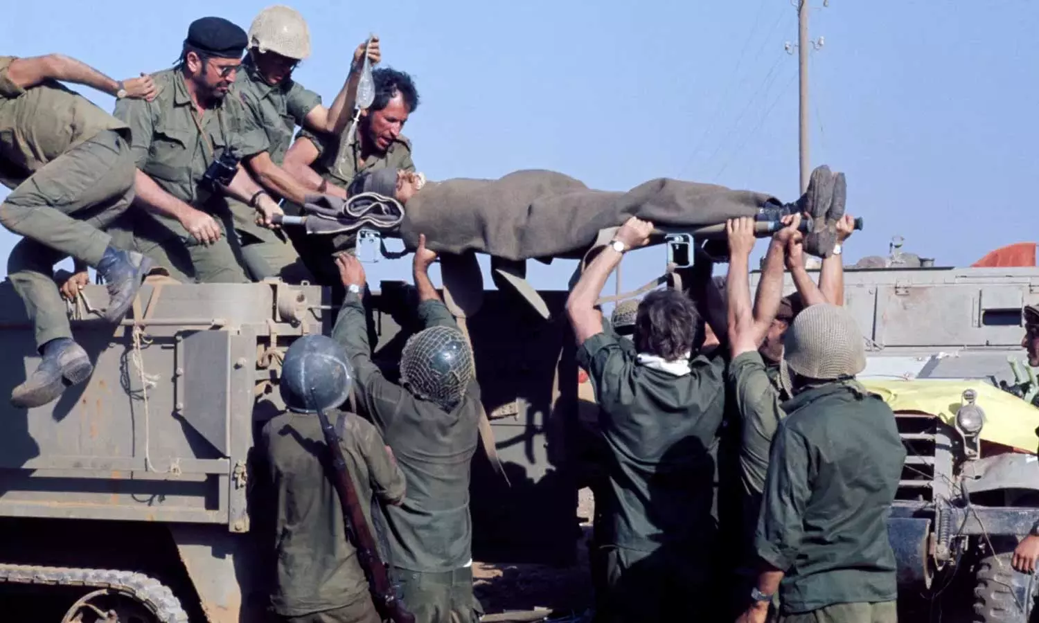 യോം കിപ്പൂര് യുദ്ധത്തിനിടയില് ഗോലാന് കുന്നിലെ ആക്രമണത്തില് പരിക്കേറ്റ ഇസ്രായേല് സൈനികനെ വാഹനത്തിലേക്ക് മാറ്റുന്നു(കടപ്പാട്: അല്ജസീറ) യോം കിപ്പൂര് യുദ്ധത്തിനിടയില് ഗോലാന് കുന്നിലെ ആക്രമണത്തില് പരിക്കേറ്റ ഇസ്രായേല് സൈനികനെ വാഹനത്തിലേക്ക് മാറ്റുന്നു(കടപ്പാട്: അല്ജസീറ)