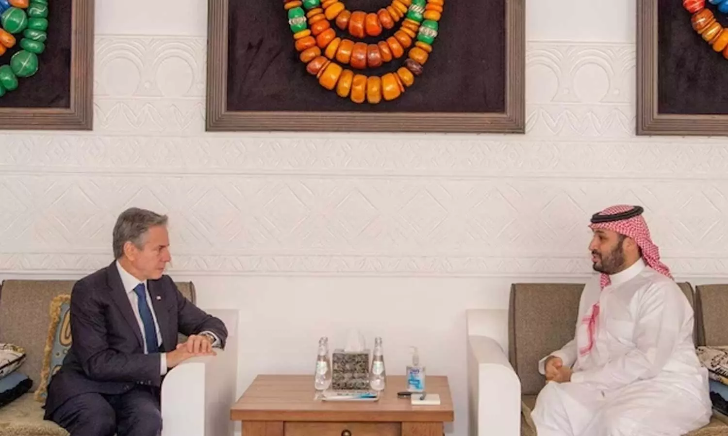 യുദ്ധത്തിനിടയില് റിയാദിലെത്തി സൗദി കിരീടാവകാശി മുഹമ്മദ് ബിന് സല്മാനുമായി ആന്റണി ബ്ലിങ്കന് കൂടിക്കാഴ്ച നടത്തുന്നു യുദ്ധത്തിനിടയില് റിയാദിലെത്തി സൗദി കിരീടാവകാശി മുഹമ്മദ് ബിന് സല്മാനുമായി ആന്റണി ബ്ലിങ്കന് കൂടിക്കാഴ്ച നടത്തുന്നു