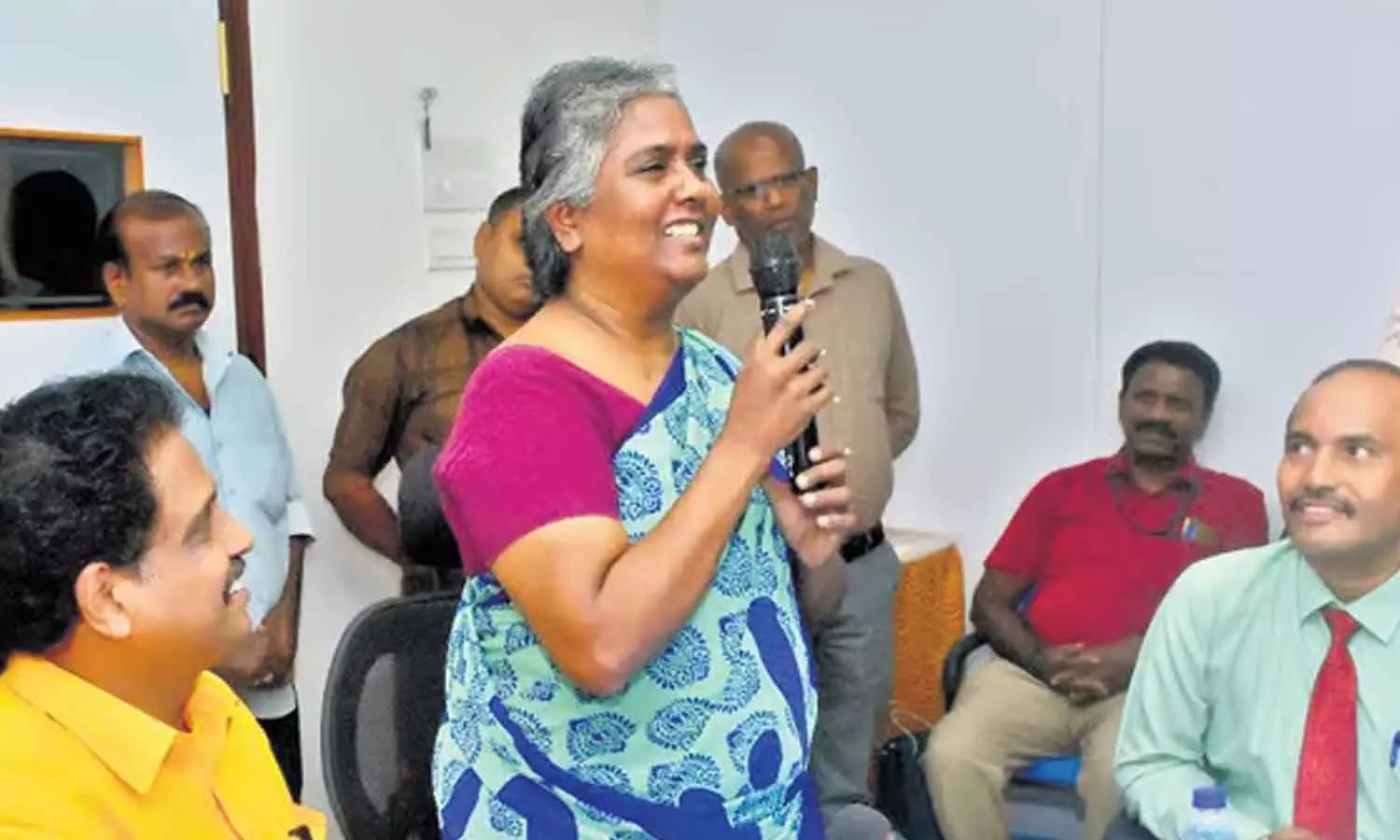 മകളുടെ ഓർമ്മയ്ക്കായി ഏഴ് കോടി രൂപ വിലയുള്ള ഭൂമി സ്കൂളിന് നൽകി അമ്മ