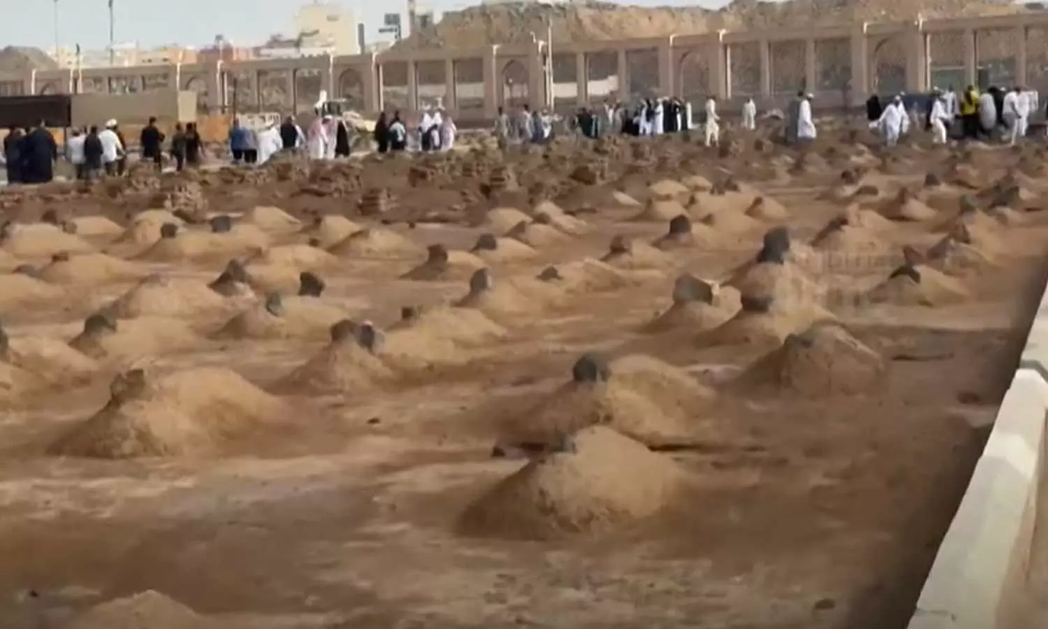 Saudi bans decorating graves and writing names Saudi bans decorating graves and writing names