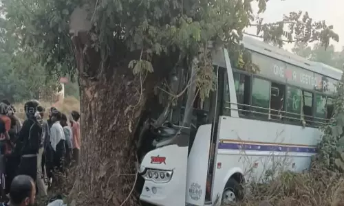 A bus carrying Sabarimala pilgrims met with an accident at Malappuram Valanchery Vattappara turn, Valanchery Vattappara Sabarimala pilgrims accident