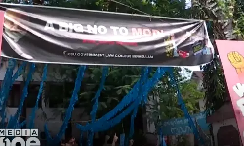 BanneragainstPM,PMModikerala,banner protest,latest malayalam news,പ്രധാനമന്ത്രിക്കെതിരെ ബാനർ,എറണാകുളം ലോകോളജ്,മോദികേരളസന്ദര്ശനം BanneragainstPM,PMModikerala,banner protest,latest malayalam news,പ്രധാനമന്ത്രിക്കെതിരെ ബാനർ,എറണാകുളം ലോകോളജ്,മോദികേരളസന്ദര്ശനം