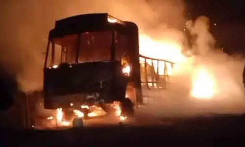 വെടിമരുന്നുമായി അയോധ്യയിലേക്ക് പുറപ്പെട്ട ട്രക്ക് ഉന്നാവോയിൽ വെച്ച് കത്തിനശിച്ചു - വീഡിയോ വെടിമരുന്നുമായി അയോധ്യയിലേക്ക് പുറപ്പെട്ട ട്രക്ക് ഉന്നാവോയിൽ വെച്ച് കത്തിനശിച്ചു - വീഡിയോ