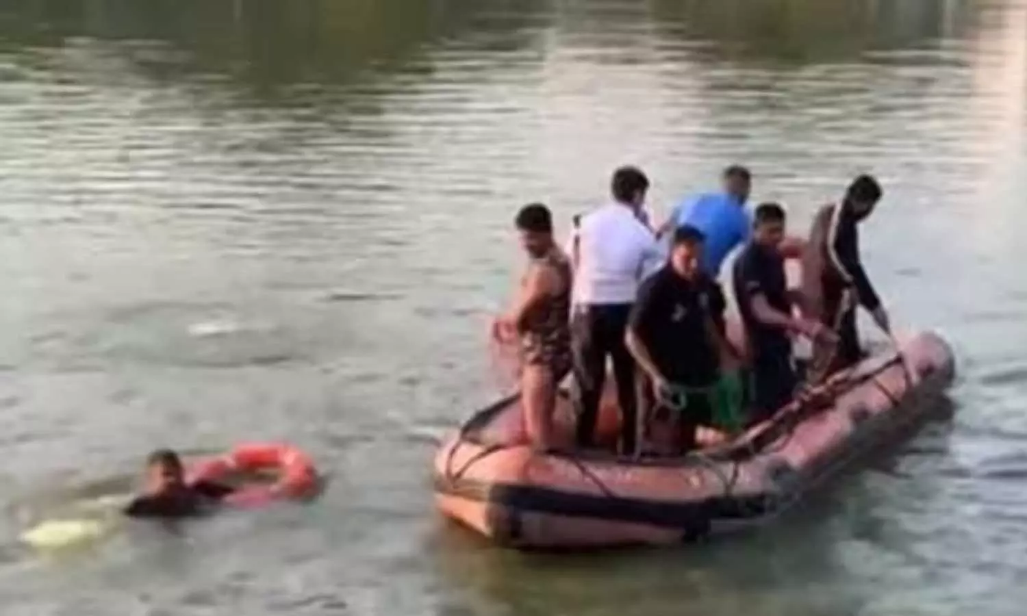 ഗുജറാത്തിൽ ബോട്ട് മറിഞ്ഞ് 14 സ്കൂൾ വിദ്യാർത്ഥികളുൾപ്പടെ 16 പേർ മുങ്ങി മരിച്ചു
