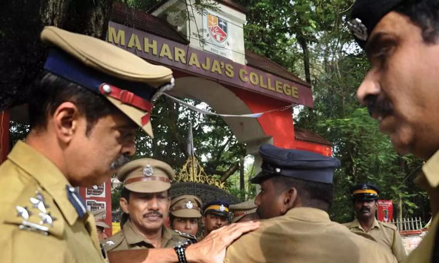 മഹാരാജാസിലെ വിദ്യാർത്ഥി സംഘർഷങ്ങളിൽ പൊലീസ് ഇടപെടൽ കാര്യക്ഷമമല്ലെന്ന് ആക്ഷേപം