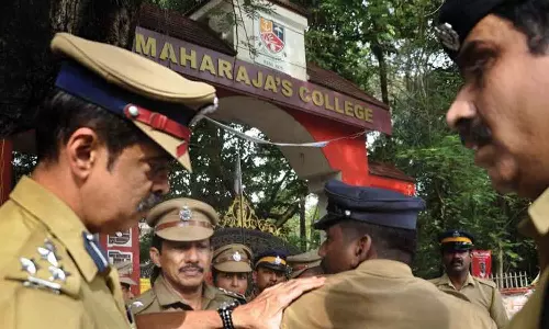 മഹാരാജാസിലെ വിദ്യാർത്ഥി സംഘർഷങ്ങളിൽ പൊലീസ് ഇടപെടൽ കാര്യക്ഷമമല്ലെന്ന് ആക്ഷേപം