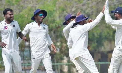 രഞ്ജി ട്രോഫി ആവേശകരമായ അന്ത്യത്തിലേക്ക്; അവസാന ദിവസം കേരളത്തിന് ജയിക്കാൻ വേണ്ടത് 303 റൺസ് രഞ്ജി ട്രോഫി ആവേശകരമായ അന്ത്യത്തിലേക്ക്; അവസാന ദിവസം കേരളത്തിന് ജയിക്കാൻ വേണ്ടത് 303 റൺസ്