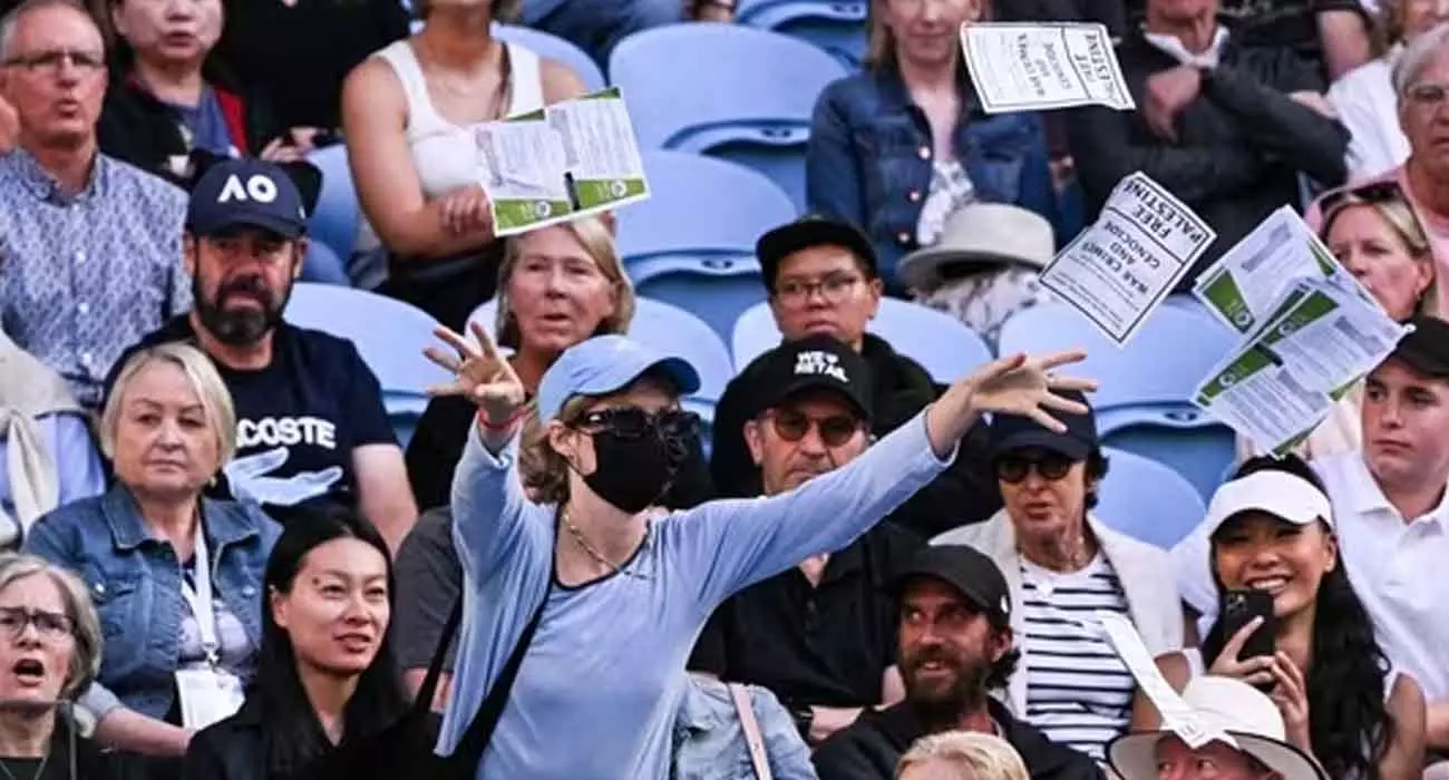 ആസ്‌ത്രേലിയൻ ഓപ്പണിനിടെ ഫലസ്തീൻ അനുകൂല പ്രതിഷേധം; മത്സരം നിർത്തിവെച്ചു