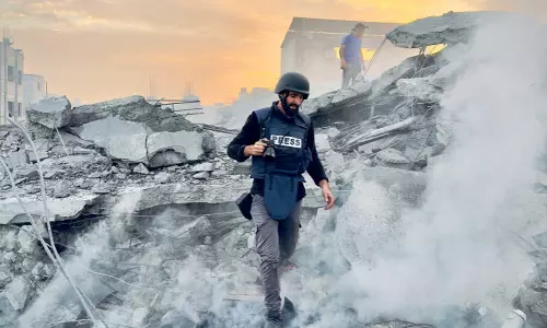 ‘ഇൻഷാ അല്ലാഹ് തിരിച്ചു വരും, ഗസ്സ പുനർനിർമിക്കാൻ ഞാനുമുണ്ടാകും’  ഇസ്രായേൽ ക്രൂരതകൾ ലോകത്തെ അറിയിച്ച മുഅ്തസ് അസായിസ ഗസ്സയിൽ നിന്ന് മടങ്ങുന്നു