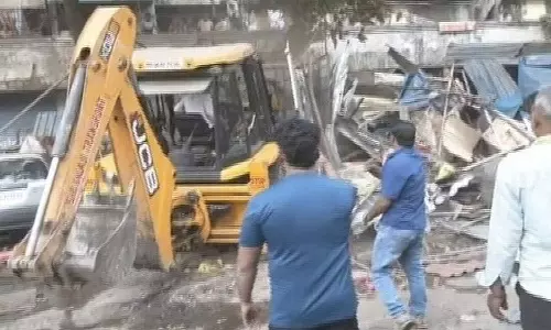 പ്രാണപ്രതിഷ്ഠാ ദിനത്തിൽ മുംബൈയിലെ സംഘർഷം: കസ്റ്റഡിയിലെടുത്തവരുടെ കെട്ടിടങ്ങൾ ബുൾഡോസർ ഉപയോഗിച്ച് തകർത്തു പ്രാണപ്രതിഷ്ഠാ ദിനത്തിൽ മുംബൈയിലെ സംഘർഷം: കസ്റ്റഡിയിലെടുത്തവരുടെ കെട്ടിടങ്ങൾ ബുൾഡോസർ ഉപയോഗിച്ച് തകർത്തു