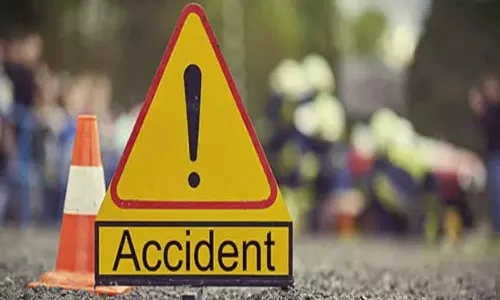 Another accident in Kakadampoil; Two people were injured when the bike fell into Koka Another accident in Kakadampoil; Two people were injured when the bike fell into Koka