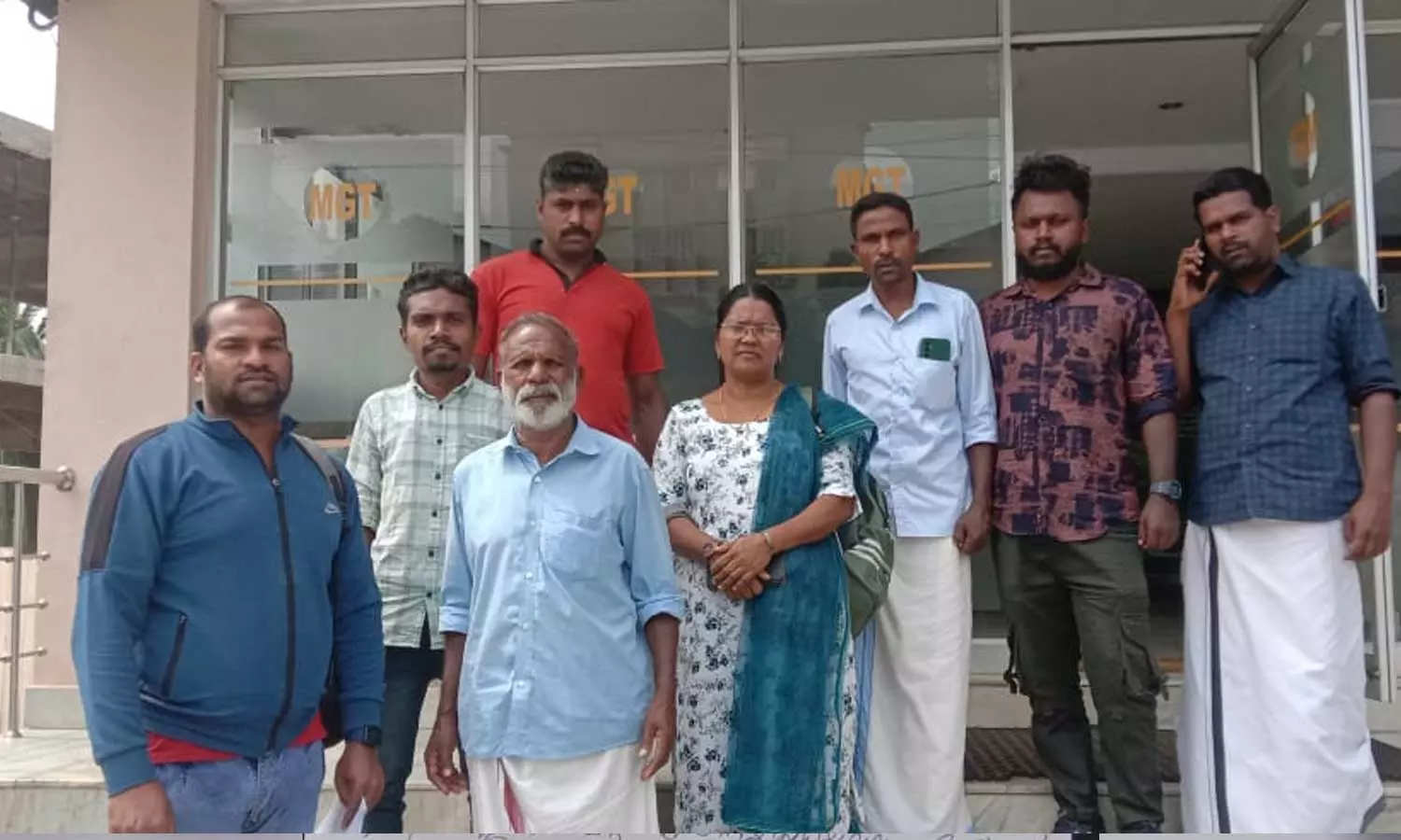 ജില്ലാ കലക്ടർക്ക് പരാതി നൽകാനെത്തിയ ആദിവാസി പ്രവർത്തകർ. ഇവരിൽ രണ്ട് പേർക്ക് മാത്രമാണ് കലക്ടറുടെ ചേംബറിൽ പ്രവേശിക്കാൻ അനുമതി ലഭിച്ചത് ജില്ലാ കലക്ടർക്ക് പരാതി നൽകാനെത്തിയ ആദിവാസി പ്രവർത്തകർ. ഇവരിൽ രണ്ട് പേർക്ക് മാത്രമാണ് കലക്ടറുടെ ചേംബറിൽ പ്രവേശിക്കാൻ അനുമതി ലഭിച്ചത്