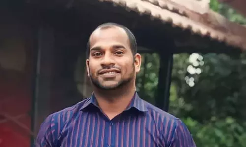 വയനാട് കലക്ടർ രേണു രാജിന്റെ ചേംബറിൽ നിന്നിറങ്ങുമ്പോൾ ‘ചെള്ളക്ക് അടികിട്ടി പുറത്തേക്ക് ഇറങ്ങുന്ന അവസ്ഥയായിരുന്നു’ - ആദിവാസി പ്രവർത്തകൻ മണിക്കുട്ടൻ പണിയൻ