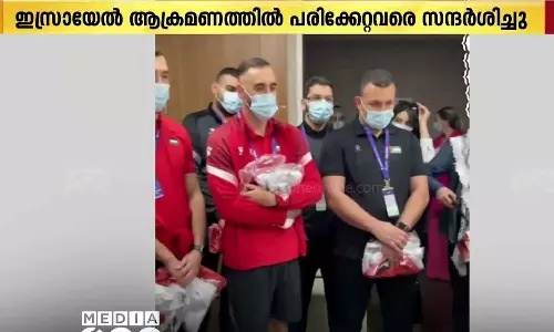 ഖത്തറിൽ ചികിത്സയിലുള്ള ഫലസ്തീനികളെ സന്ദർശിച്ച് ഫലസ്തീൻ ഫുട്‌ബോൾ ടീം