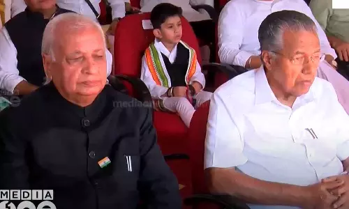 റിപ്പബ്ലിക് ദിനാഘോഷ ചടങ്ങിൽ പരസ്പരം മിണ്ടാതെ വേദി പങ്കിട്ട് ഗവർണറും മുഖ്യമന്ത്രിയും റിപ്പബ്ലിക് ദിനാഘോഷ ചടങ്ങിൽ പരസ്പരം മിണ്ടാതെ വേദി പങ്കിട്ട് ഗവർണറും മുഖ്യമന്ത്രിയും