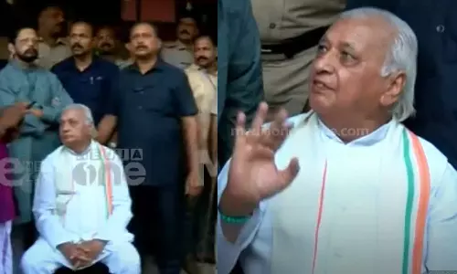 After two hours of dramatic scenes on the Kollam Nilamel, Governor Arif Mohammad Khan returns ending the street protest
