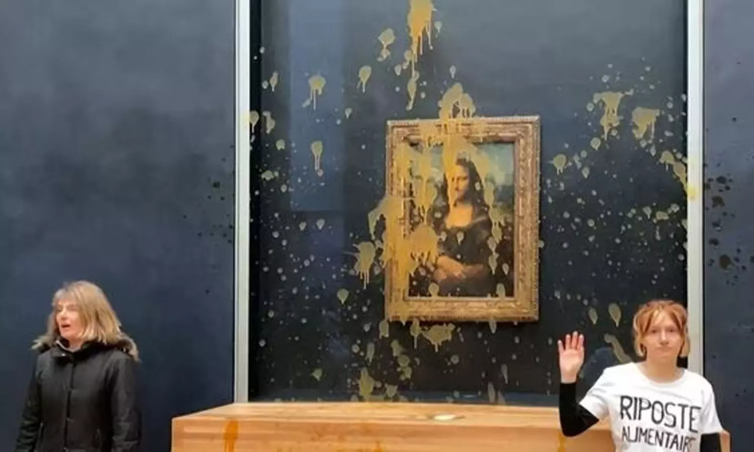 മോണാലിസ പെയിന്റിങ്ങിൽ സൂപ്പൊഴിച്ച് പ്രതിഷേധം; ബുള്ളറ്റ് പ്രൂഫുള്ളതിനാൽ കേടുപാടുണ്ടായില്ല