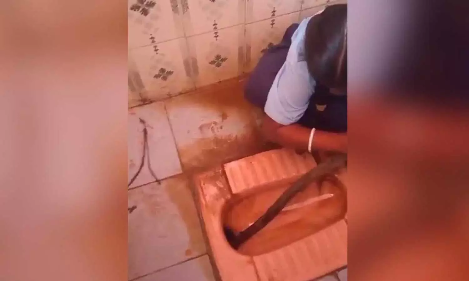 സ്കൂൾ ശുചിമുറികൾ ശുചീകരിക്കാൻ വിദ്യാർഥികൾ; രണ്ട് മാസത്തിനുള്ളിൽ കർണാടകയിൽ റിപ്പോർട്ട് ചെയ്യുന്ന മൂന്നാമത്തെ സംഭവം സ്കൂൾ ശുചിമുറികൾ ശുചീകരിക്കാൻ വിദ്യാർഥികൾ; രണ്ട് മാസത്തിനുള്ളിൽ കർണാടകയിൽ റിപ്പോർട്ട് ചെയ്യുന്ന മൂന്നാമത്തെ സംഭവം