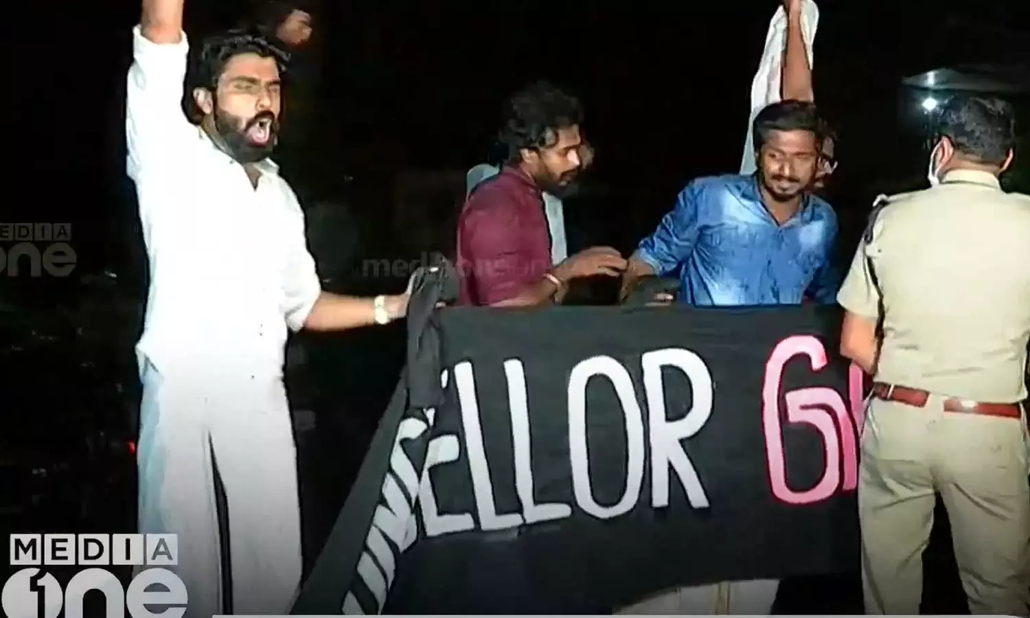 ‘ഏത് സുരക്ഷ കൊണ്ടുവന്നാലും പ്രതിഷേധിക്കും’; ഗവർണറെ വീണ്ടും കരി​ങ്കൊടി കാണിച്ച് എസ്എഫ്ഐ