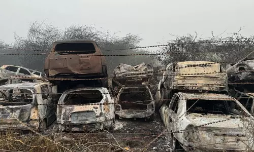 Wazirabad police yard,Over 400 vehicles gutted in fire at Delhi police yard,firedelhi,delhifiremews,delhipolice,തീപിടിത്തം,പൊലീസ് യാര്‍ഡ്