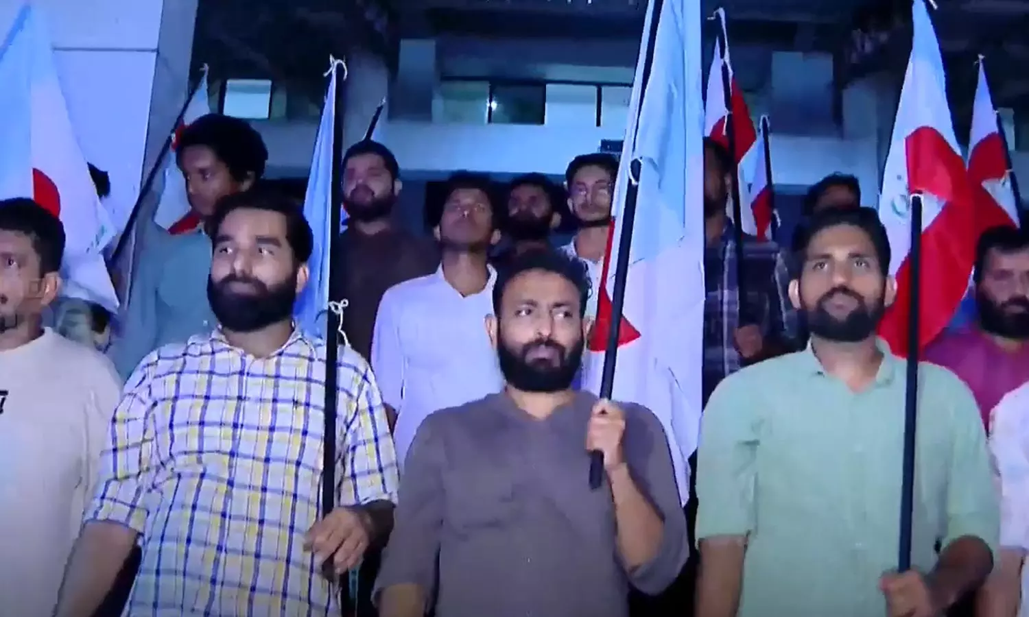 ഗ്യാൻവാപി മസ്ജിദിൽ പൂജ നടത്താൻ അനുമതി നൽകിയതിൽ പ്രതിഷേധം ഗ്യാൻവാപി മസ്ജിദിൽ പൂജ നടത്താൻ അനുമതി നൽകിയതിൽ പ്രതിഷേധം