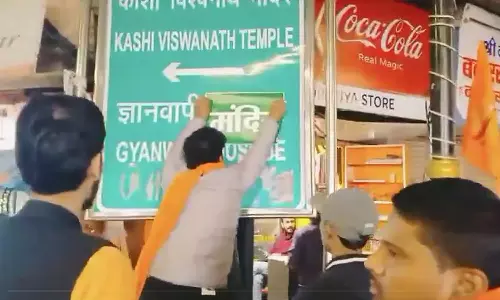 ഗ്യാൻവാപി മസ്ജിദിന്റെ പേര് ക്ഷേത്രമാക്കി മാറ്റി ഹിന്ദുത്വ സംഘടനകൾ; സ്റ്റിക്കർ ഒട്ടിച്ചു