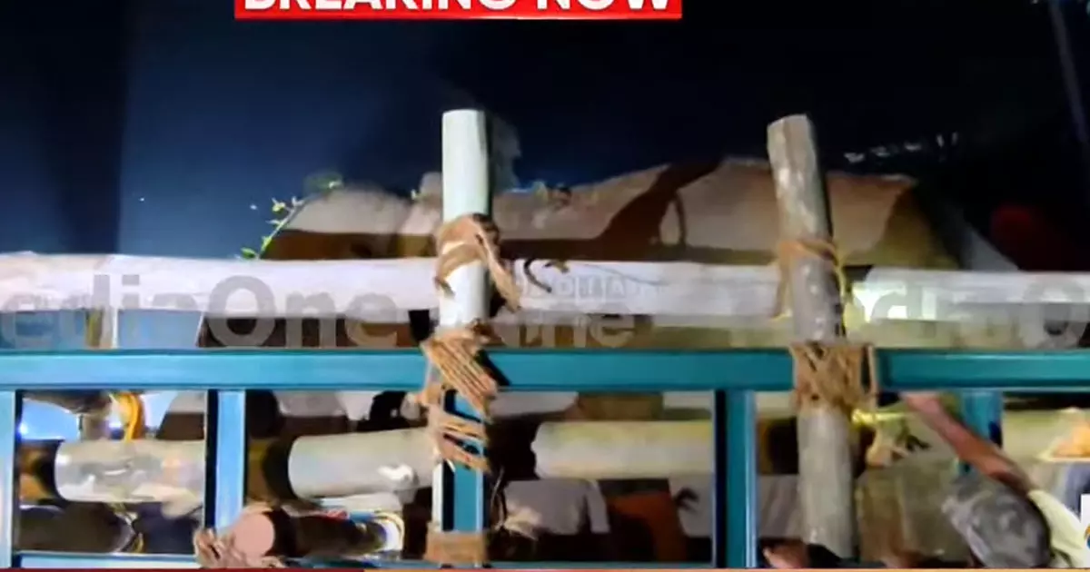 17 മണിക്കൂറിലേറെ നീണ്ട ദൗത്യം; തണ്ണീർക്കൊമ്പനെ ലോറിയിൽ കയറ്റി, ബന്ദിപ്പൂരിലേക്ക് കൊണ്ടുപോയി 17 മണിക്കൂറിലേറെ നീണ്ട ദൗത്യം; തണ്ണീർക്കൊമ്പനെ ലോറിയിൽ കയറ്റി, ബന്ദിപ്പൂരിലേക്ക് കൊണ്ടുപോയി