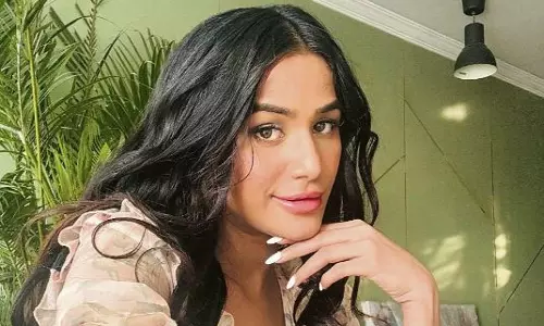 ആരെയാണ് വിഡ്ഢികളാക്കുന്നത്...? പബ്ലിസിറ്റിക്ക് വേണ്ടി തരംതാഴരുത്, കാൻസർ തമാശയല്ല; പൂനം പാണ്ഡെക്കെതിരെ വിമർശനം