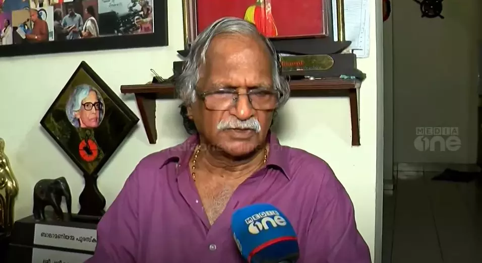 സാഹിത്യ അക്കാദമി പകപോക്കുകയാണ്, ഇനി പാട്ട് നൽകില്ല; വിമർശനം കടുപ്പിച്ച് ശ്രീകുമാരൻ തമ്പി സാഹിത്യ അക്കാദമി പകപോക്കുകയാണ്, ഇനി പാട്ട് നൽകില്ല; വിമർശനം കടുപ്പിച്ച് ശ്രീകുമാരൻ തമ്പി