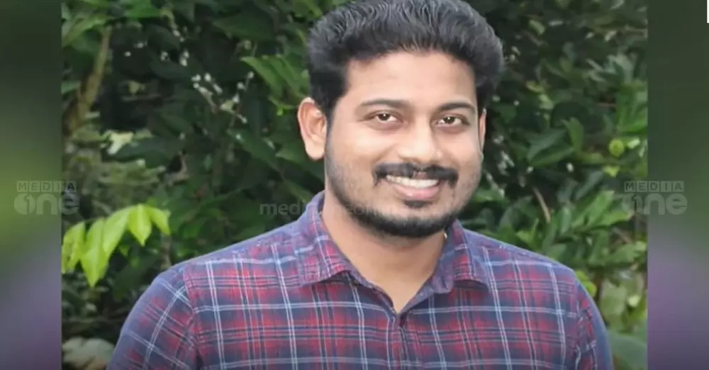 ചികിത്സക്കെത്തിയ പെണ്‍കുട്ടിയെ പീഡിപ്പിച്ച കേസ്; കോടതി ശിക്ഷിച്ച സർക്കാർ ഡോക്ടർ സർവീസിൽ തുടരുന്നു