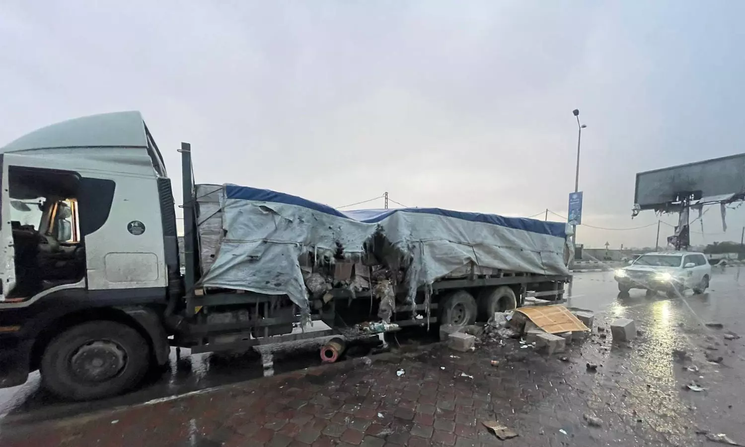 ഗസ്സയിലെ ദുരിതാശ്വാസ ക്യാമ്പിൽ ഭക്ഷണവുമായെത്തിയ ട്രക്ക് വെടിവെച്ച് തകർത്ത് ഇസ്രായേൽ