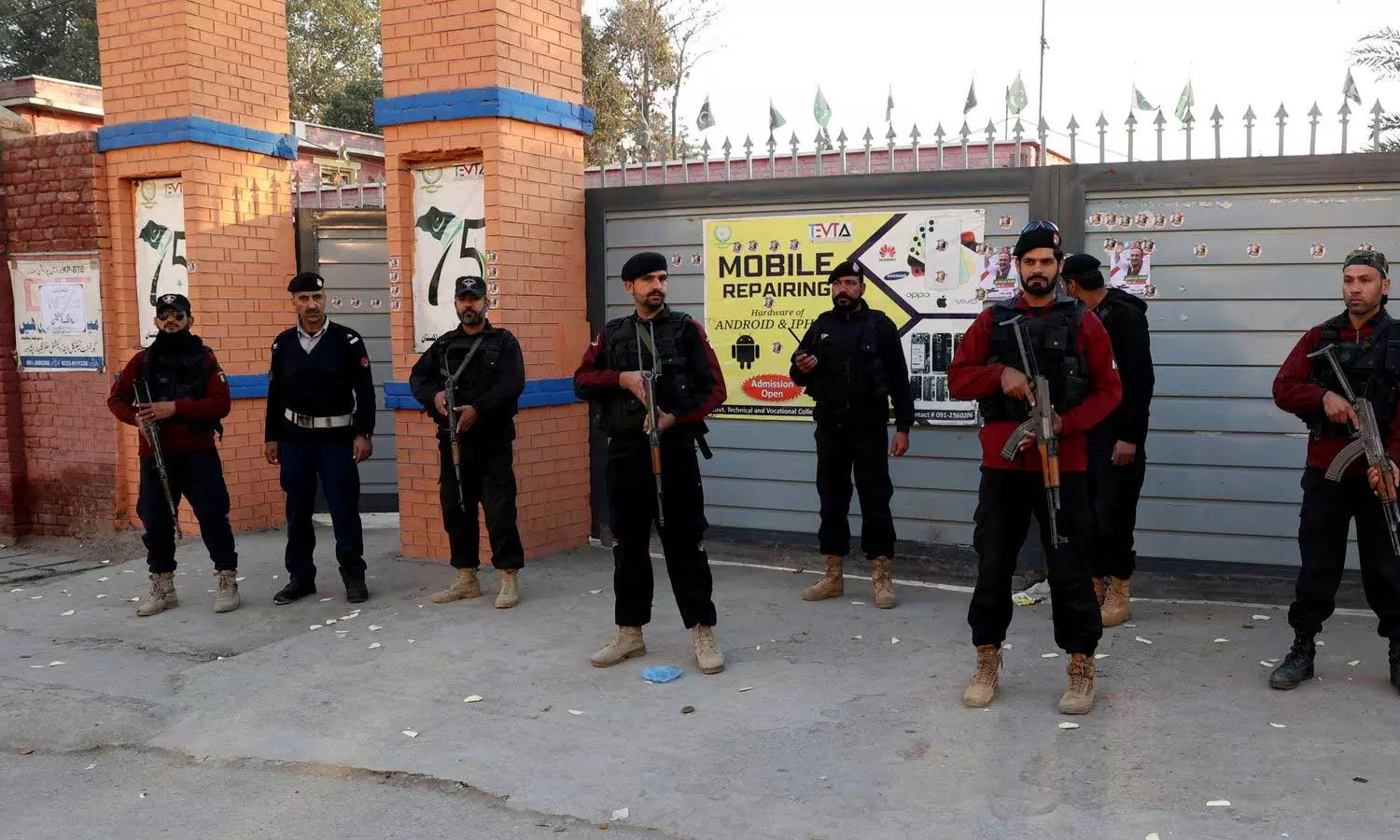 പാകിസ്താനിലെ പോളിംഗ് സ്റ്റേഷനിൽ വെടിവെപ്പ്: സുരക്ഷാ ഉദ്യോഗസ്ഥൻ കൊല്ലപ്പെട്ടു പാകിസ്താനിലെ പോളിംഗ് സ്റ്റേഷനിൽ വെടിവെപ്പ്: സുരക്ഷാ ഉദ്യോഗസ്ഥൻ കൊല്ലപ്പെട്ടു