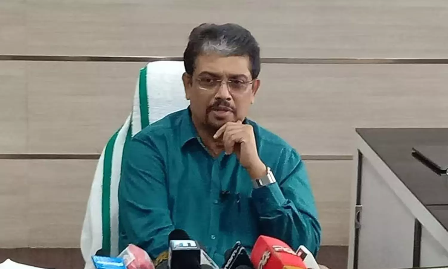 Transport Minister, KSRTC MD Bijuprabhakar, leave, latest malayalam news, ഗതാഗത മന്ത്രി, കെഎസ്ആർടിസി എംഡി ബിജുപ്രഭാകർ, അവധി, ഏറ്റവും പുതിയ മലയാളം വാർത്ത Transport Minister, KSRTC MD Bijuprabhakar, leave, latest malayalam news, ഗതാഗത മന്ത്രി, കെഎസ്ആർടിസി എംഡി ബിജുപ്രഭാകർ, അവധി, ഏറ്റവും പുതിയ മലയാളം വാർത്ത