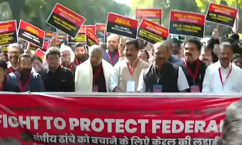 Kerala governments Delhi strike,Delhi protest,central gov.പിണറായി വിജയന്‍,കേരള സമരം,കേന്ദ്രസര്‍ക്കാറിനെതിരായ സമരം,