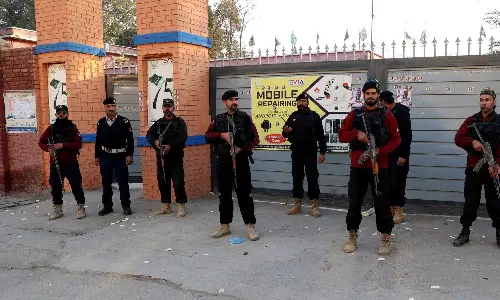 പാകിസ്താനിലെ പോളിംഗ് സ്റ്റേഷനിൽ വെടിവെപ്പ്: സുരക്ഷാ ഉദ്യോഗസ്ഥൻ കൊല്ലപ്പെട്ടു പാകിസ്താനിലെ പോളിംഗ് സ്റ്റേഷനിൽ വെടിവെപ്പ്: സുരക്ഷാ ഉദ്യോഗസ്ഥൻ കൊല്ലപ്പെട്ടു