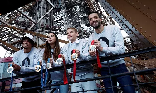 ഈഫല്‍ ടവറില്‍ നിന്നൊരു ഭാഗം വീട്ടില്‍ കൊണ്ട് പോകാം! ഒളിമ്പികിസ് മെഡലിസ്റ്റുകള്‍ക്കായി വന്‍ സര്‍പ്രൈസ്