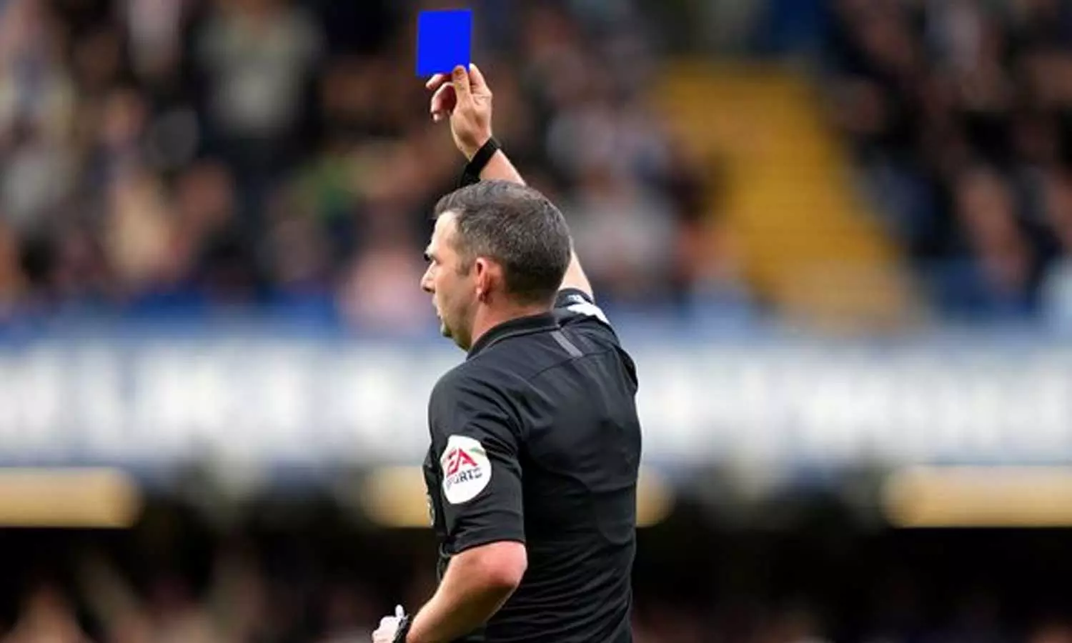 ഫുട്ബോളില് ഇനി നീലക്കാര്ഡും! താരങ്ങളെ കാത്തിരിക്കുന്നത് മുട്ടന് പണി ഫുട്ബോളില് ഇനി നീലക്കാര്ഡും! താരങ്ങളെ കാത്തിരിക്കുന്നത് മുട്ടന് പണി