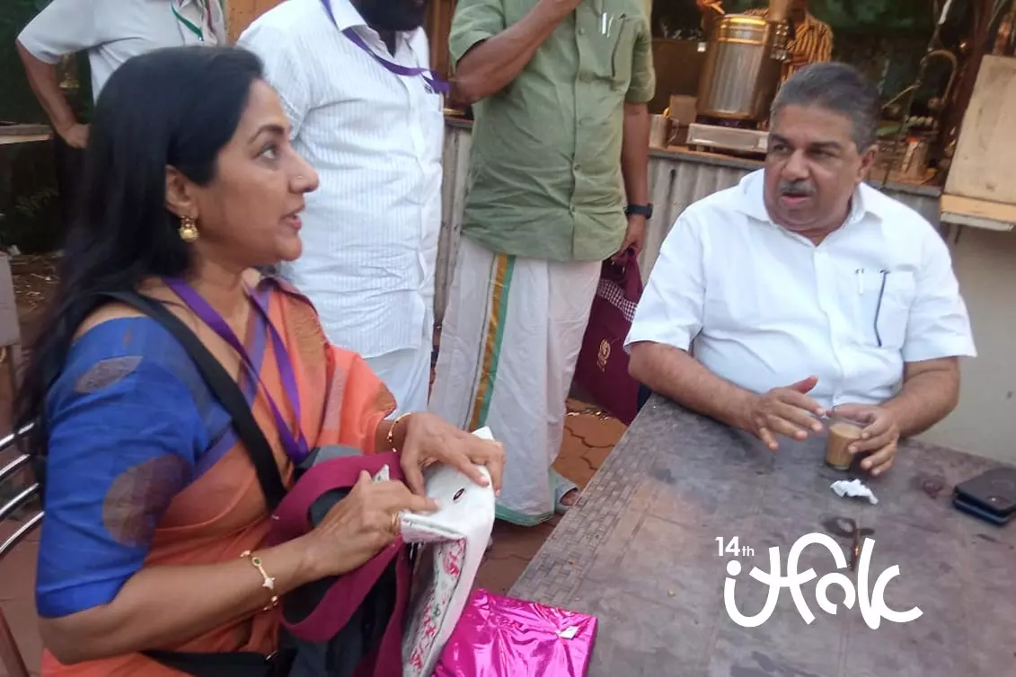 ഒരു ചായ കുടിക്കുന്നോ?; തട്ടുകടയില്‍ മന്ത്രി സജി ചെറിയാന്റെ ക്ഷണം സ്വീകരിച്ച് നടി രോഹിണി