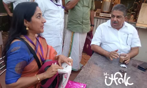 ഒരു ചായ കുടിക്കുന്നോ?; തട്ടുകടയില്‍ മന്ത്രി സജി ചെറിയാന്റെ ക്ഷണം സ്വീകരിച്ച് നടി രോഹിണി