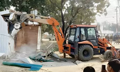 വീടുകൾ പൊളിക്കുന്നത് ഫാഷനായി മാറി; അനധികൃതമായി പൊളിച്ചതിന് ലക്ഷം രൂപ നഷ്ടപരിഹാരം നൽകണമെന്നും മധ്യപ്രദേശ് ഹൈക്കോടതി