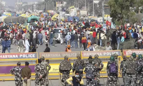 ഡൽഹി ചലോ മാർച്ച്; അനുനയ നീക്കവുമായി കേന്ദ്രസർക്കാർ, കർഷകരുടെ യോഗം വിളിച്ചു ഡൽഹി ചലോ മാർച്ച്; അനുനയ നീക്കവുമായി കേന്ദ്രസർക്കാർ, കർഷകരുടെ യോഗം വിളിച്ചു