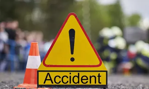 താമരശ്ശേരി ചുരത്തിൽ വാഹനാപകടം; കാർ മുപ്പതടി താഴ്ചയിലേക്ക് മറിഞ്ഞു