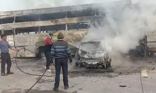 5 people burnt alive after car rams bus on Yamuna Expressway in UP 5 people burnt alive after car rams bus on Yamuna Expressway in UP