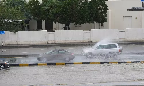 മസ്കത്തടക്കമുള്ള വിവിധ ഗവർണറേറ്റുകളിൽ മഴ തുടരുന്നു