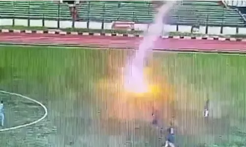 മത്സരത്തിനിടെ മിന്നലേറ്റ് ഫുട്ബോൾ താരം മരിച്ചു: ഞെട്ടി കായികലോകം - വിഡിയോ