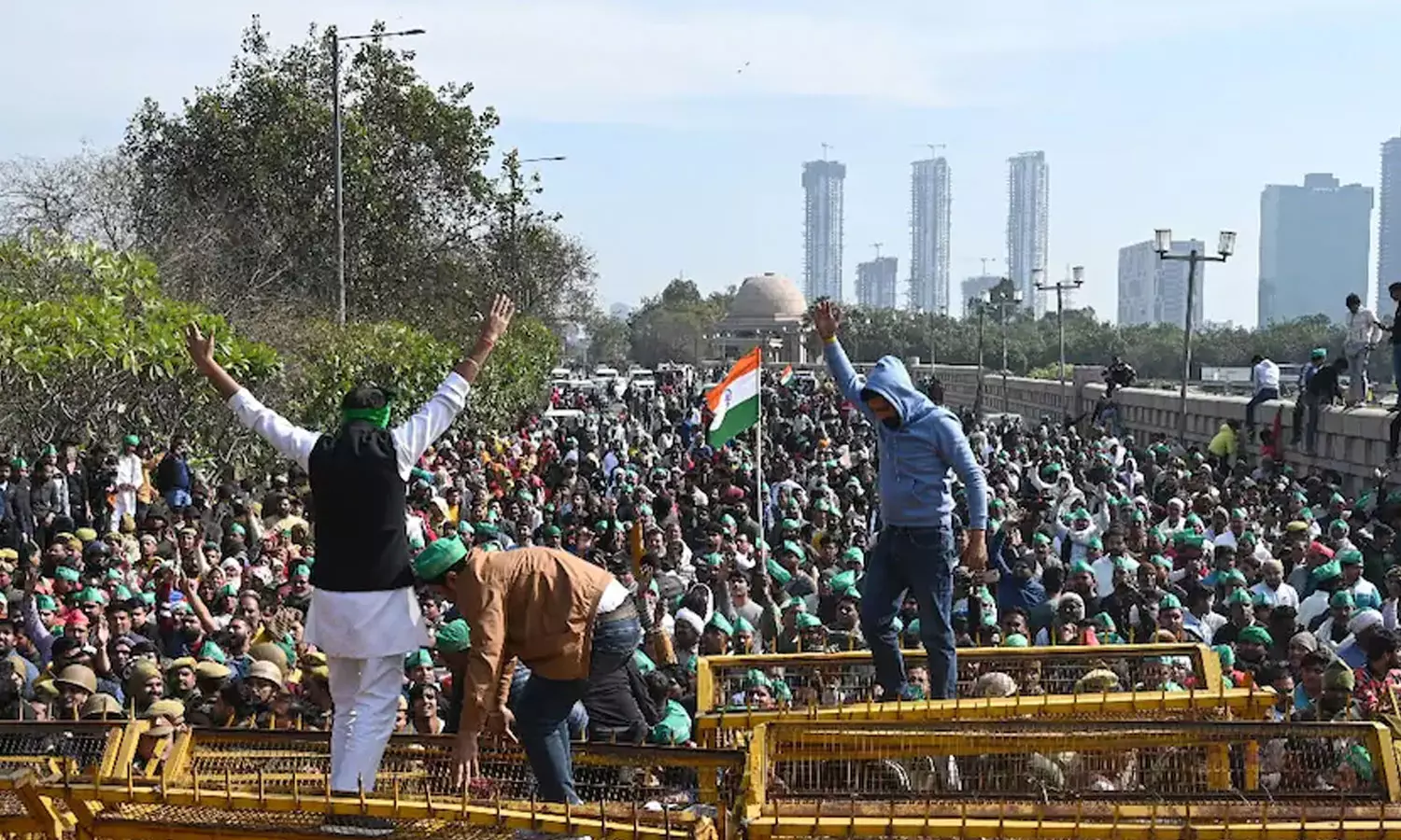 ഡല്ഹി ചലോ; ട്രാക്ടറുകളുമായി കർഷകർ രാജ്യ തലസ്ഥാനത്തേക്ക് ഡല്ഹി ചലോ; ട്രാക്ടറുകളുമായി കർഷകർ രാജ്യ തലസ്ഥാനത്തേക്ക്